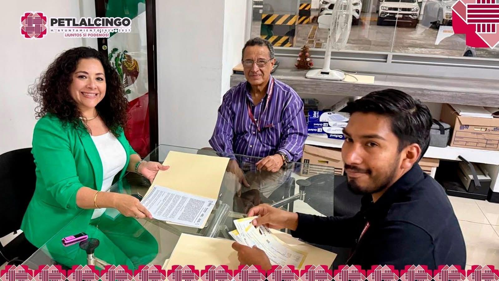 entrega y firma de la documentación correspondiente a las patrullas que la Secretaría de Seguridad Pública