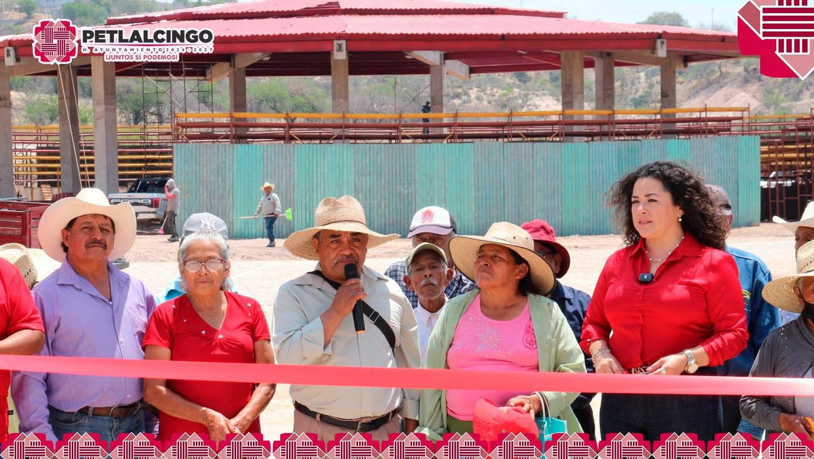 Cortamos el listón que inaugura la pavimentación con adoquín de la calle El Palmon.