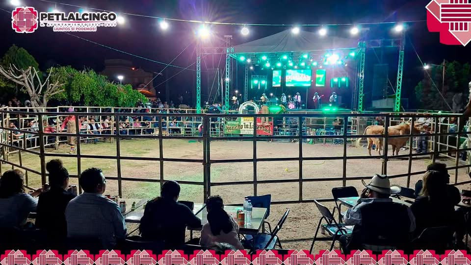 En la celebración que año con año se vive en Santa Ana Tepejillo, tuvimos la oportunidad de vivir una intensa noche de Jaripeo